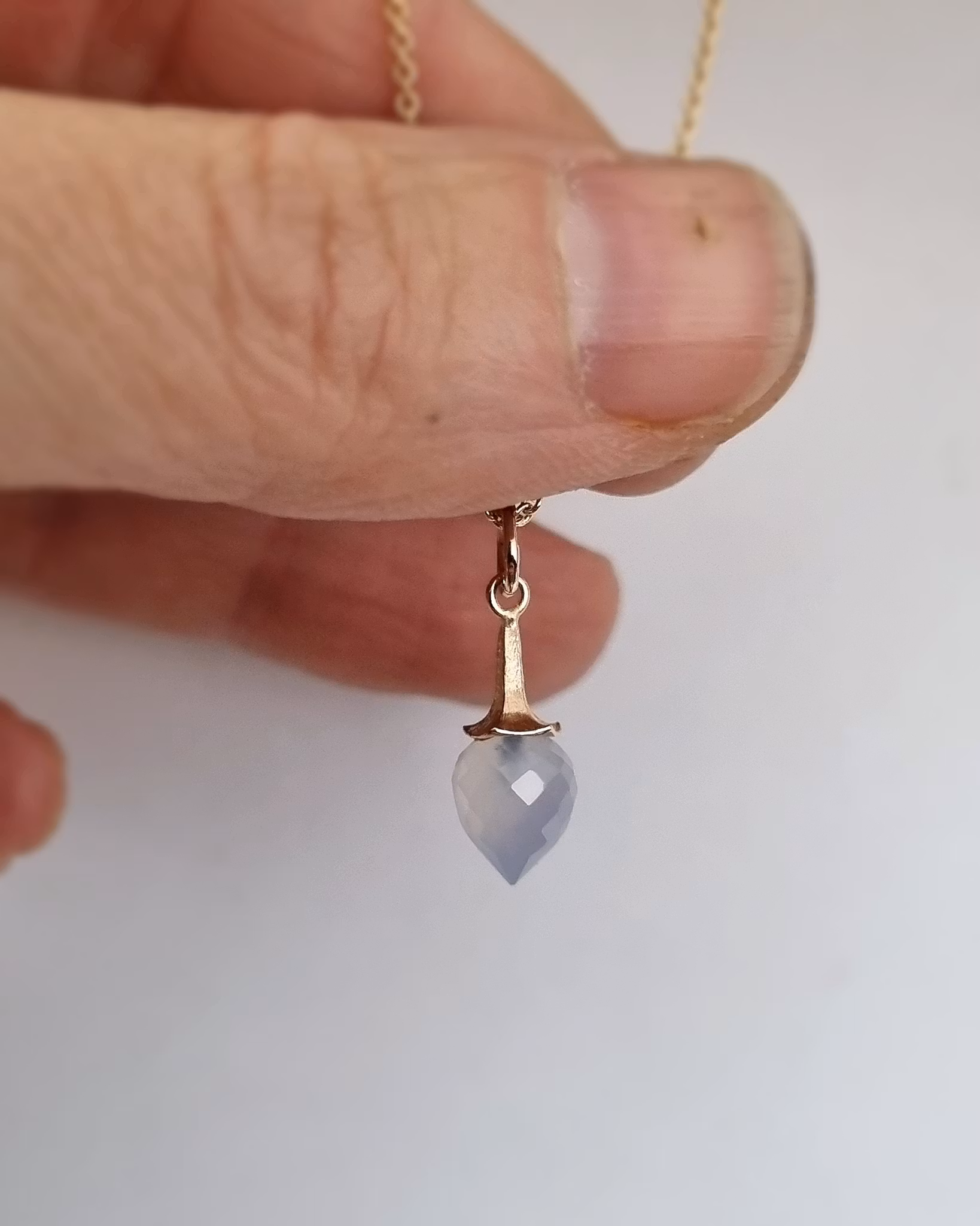 Änglatrumpet med isblå Kalcedon - hänge i 18K guld