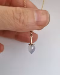 Änglatrumpet med isblå Kalcedon - hänge i 18K guld