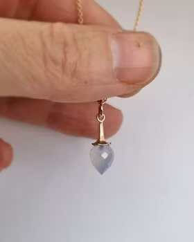 Änglatrumpet med isblå Kalcedon - hänge i 18K guld