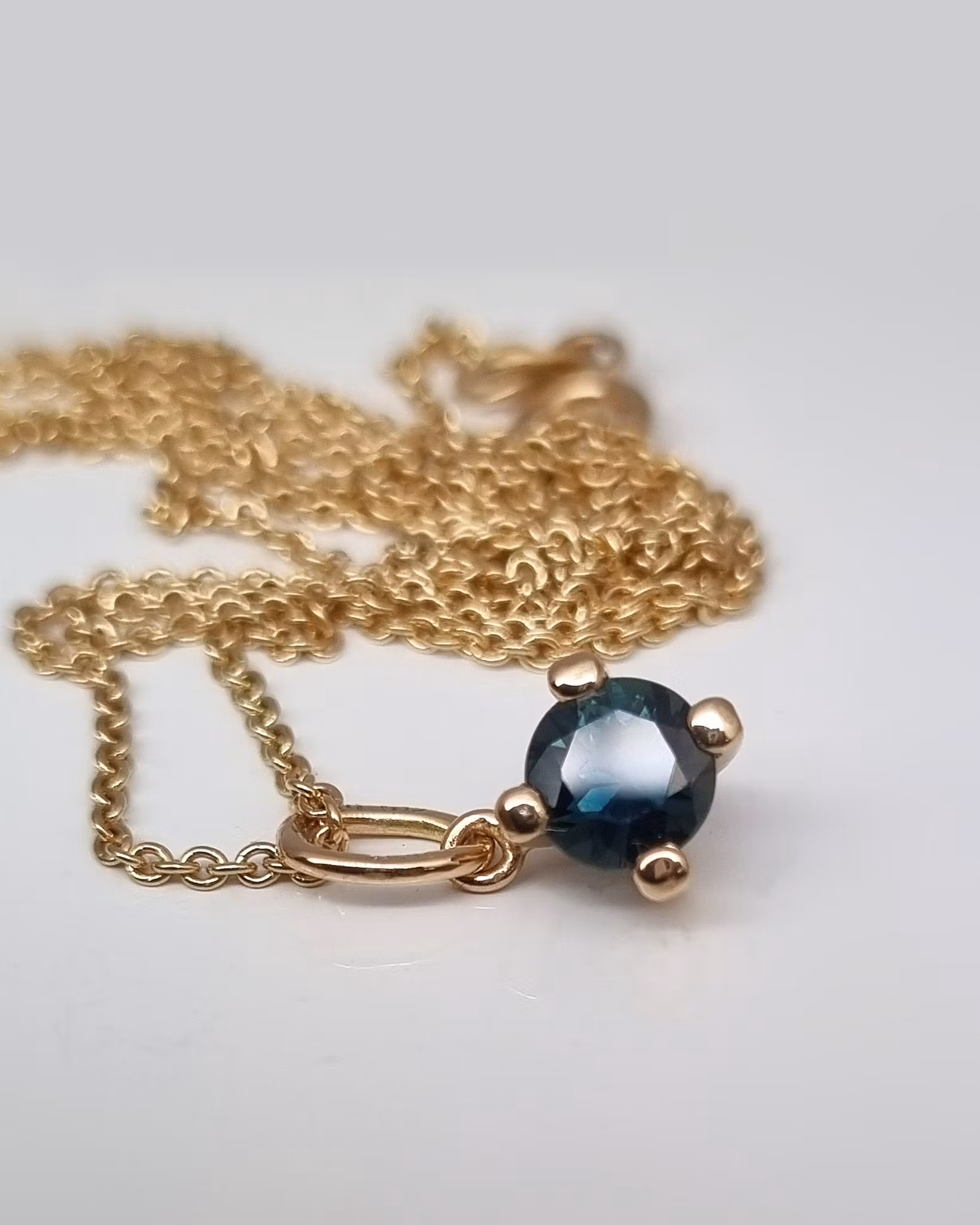 Precious four med Tealsafir - hänge i 18K guld