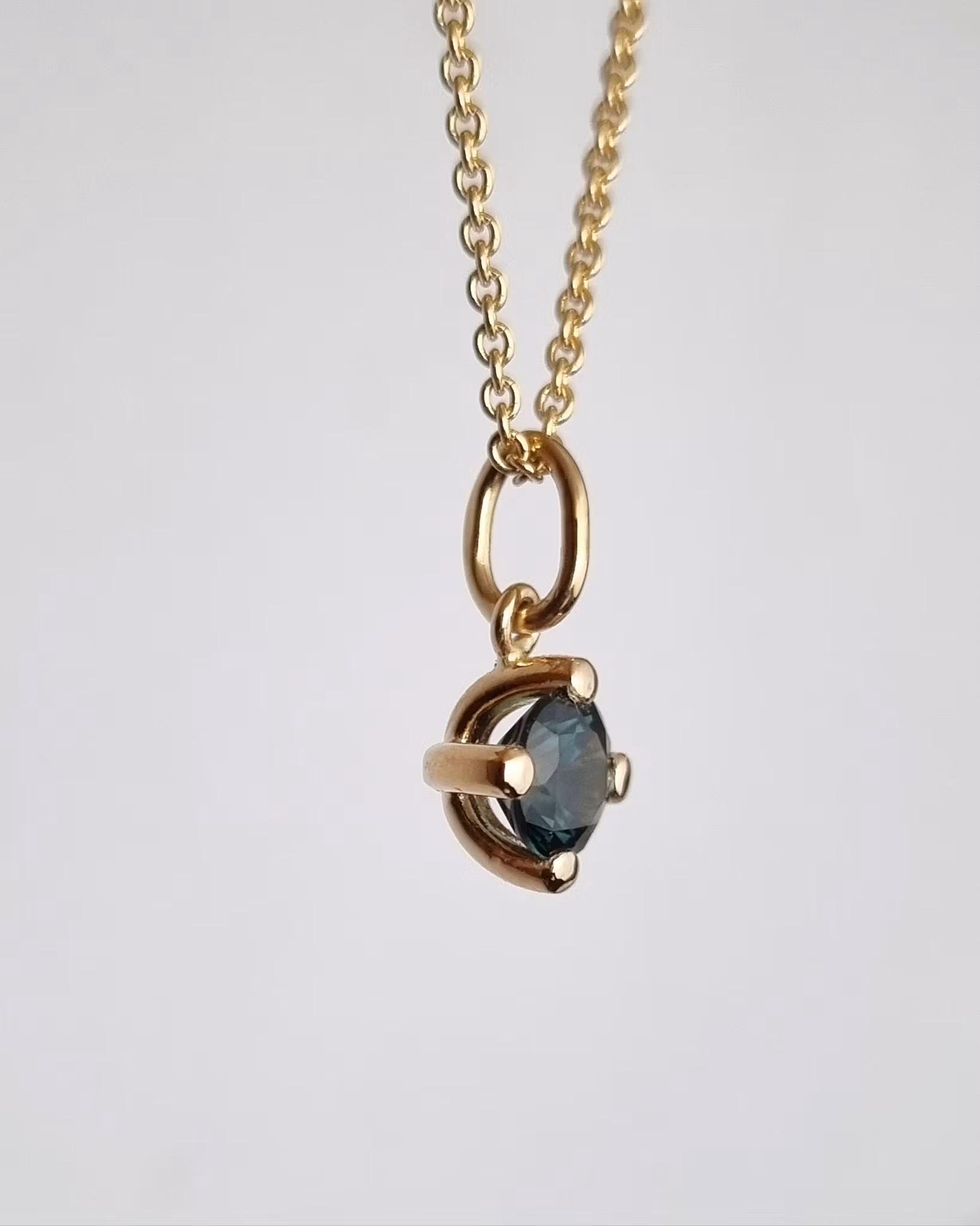 Precious four med Tealsafir - hänge i 18K guld