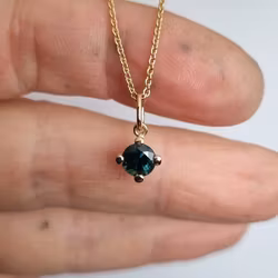 Precious four med Tealsafir - hänge i 18K guld
