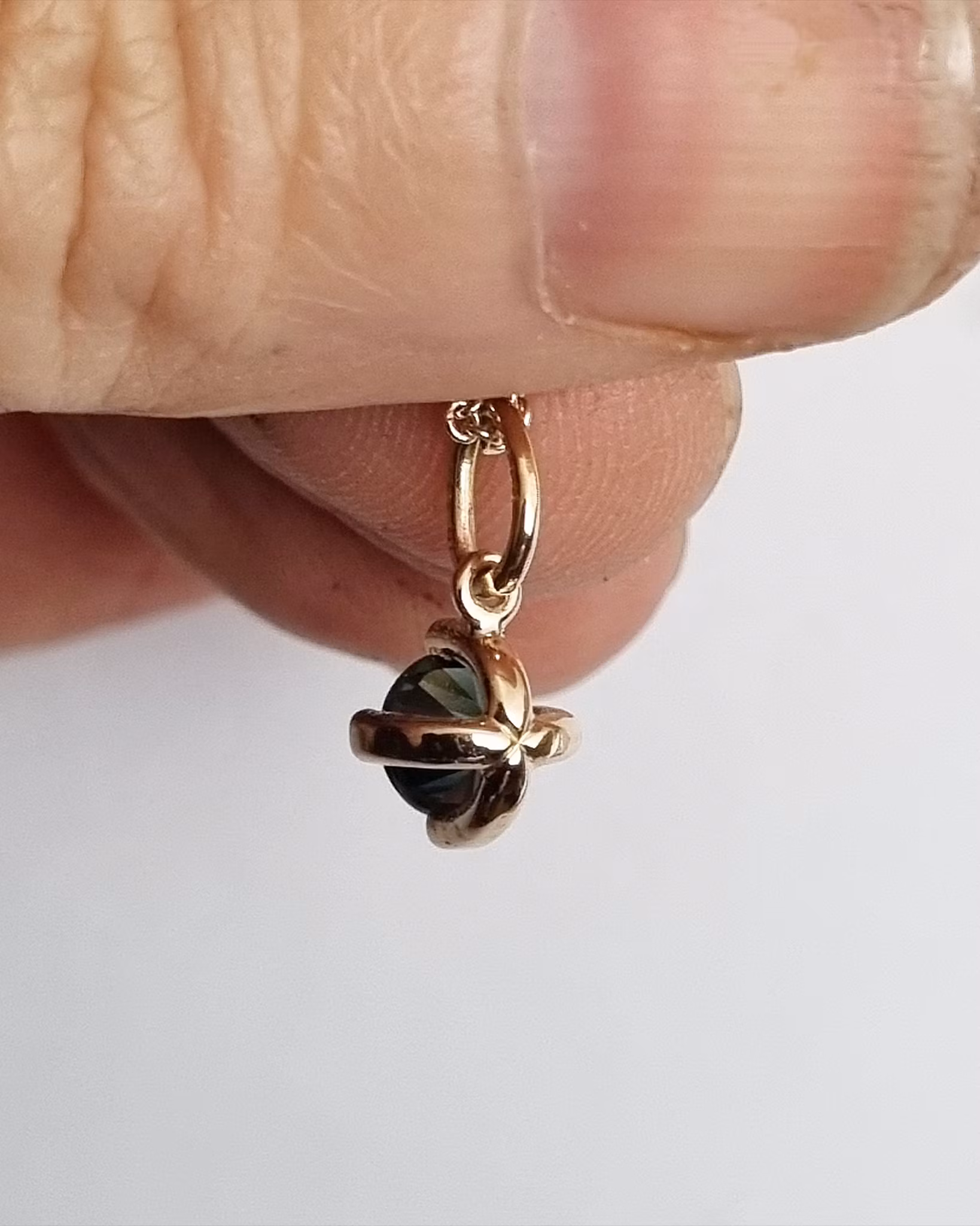 Precious four med Tealsafir - hänge i 18K guld