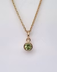 Peridot, Fairtrade - hängsmycke i 18K