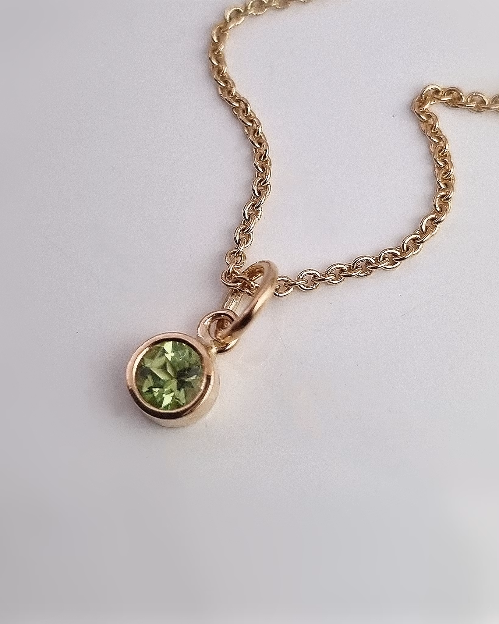 Peridot, Fairtrade - hängsmycke i 18K