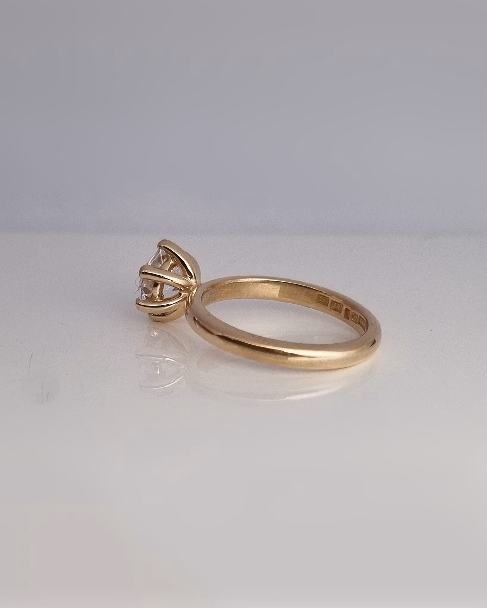 Precious Six med vit Safir