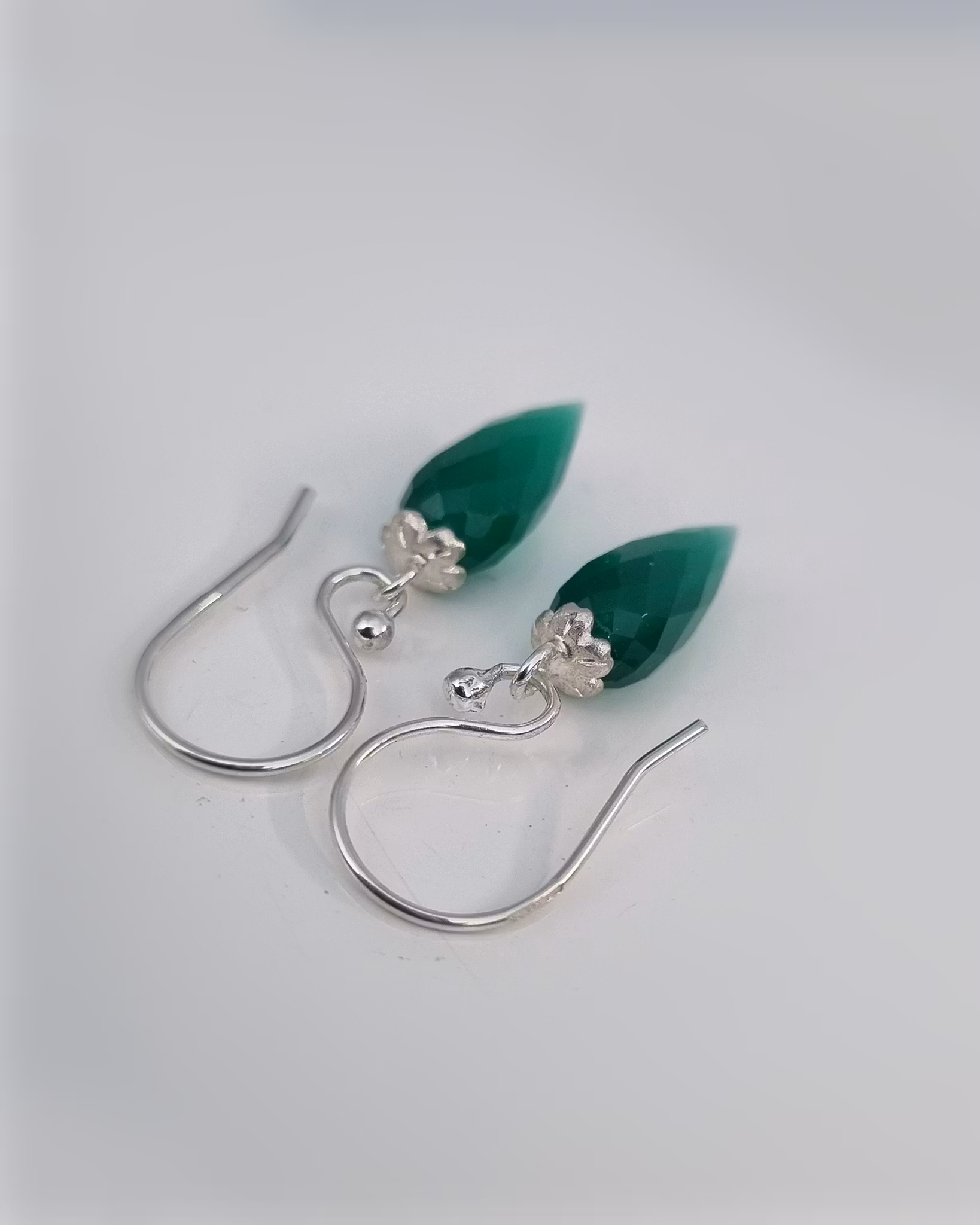 Gullviva med smaragdgrön Agat - örhängen i silver