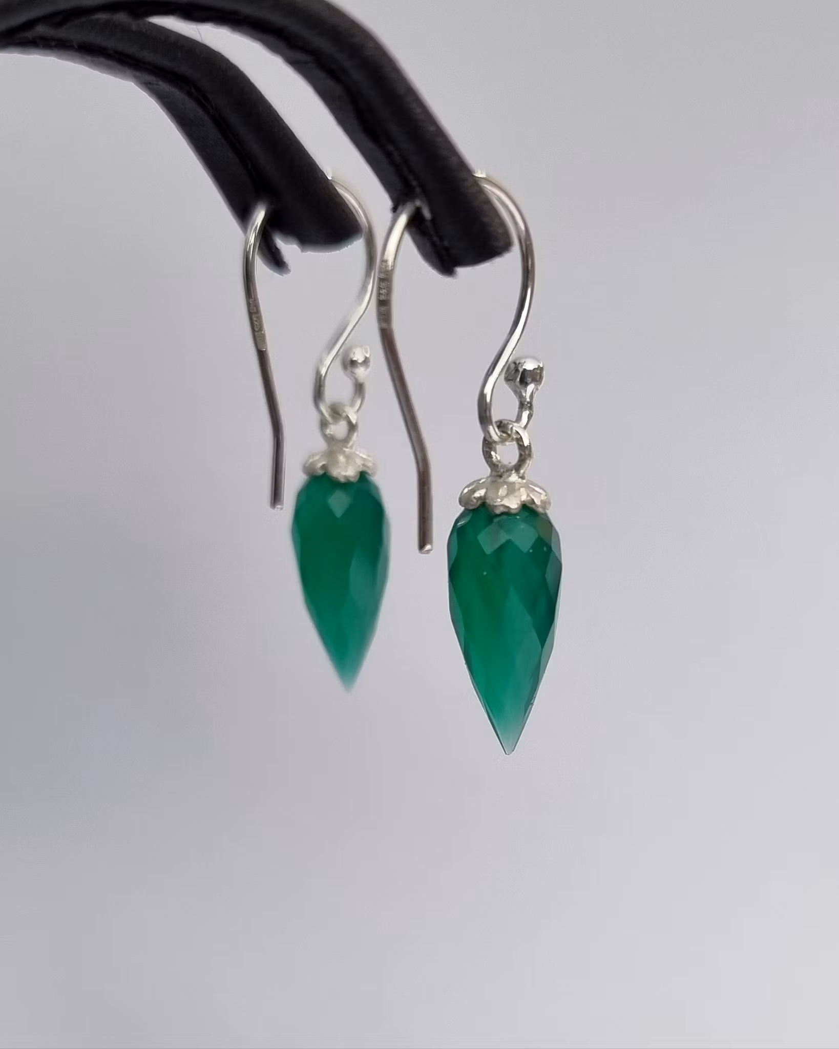 Gullviva med smaragdgrön Agat - örhängen i silver