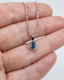 Oval blå Safir - klassiskt hänge i 18K vitguld