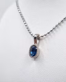 Oval blå Safir - klassiskt hänge i 18K vitguld