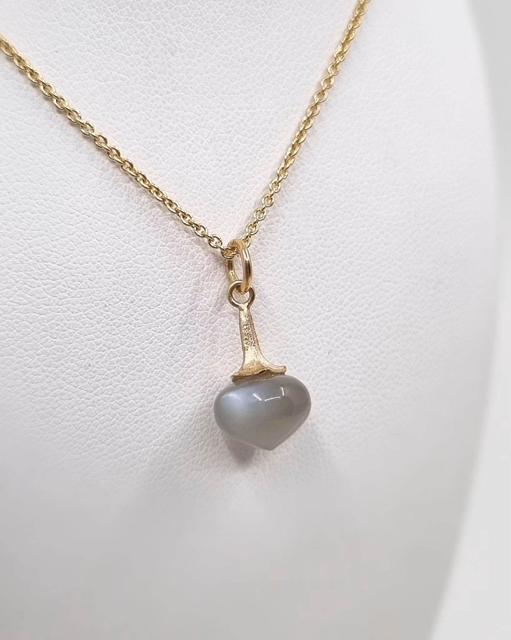 Änglatrumpet med varmgrå Månsten - hänge i 18K guld