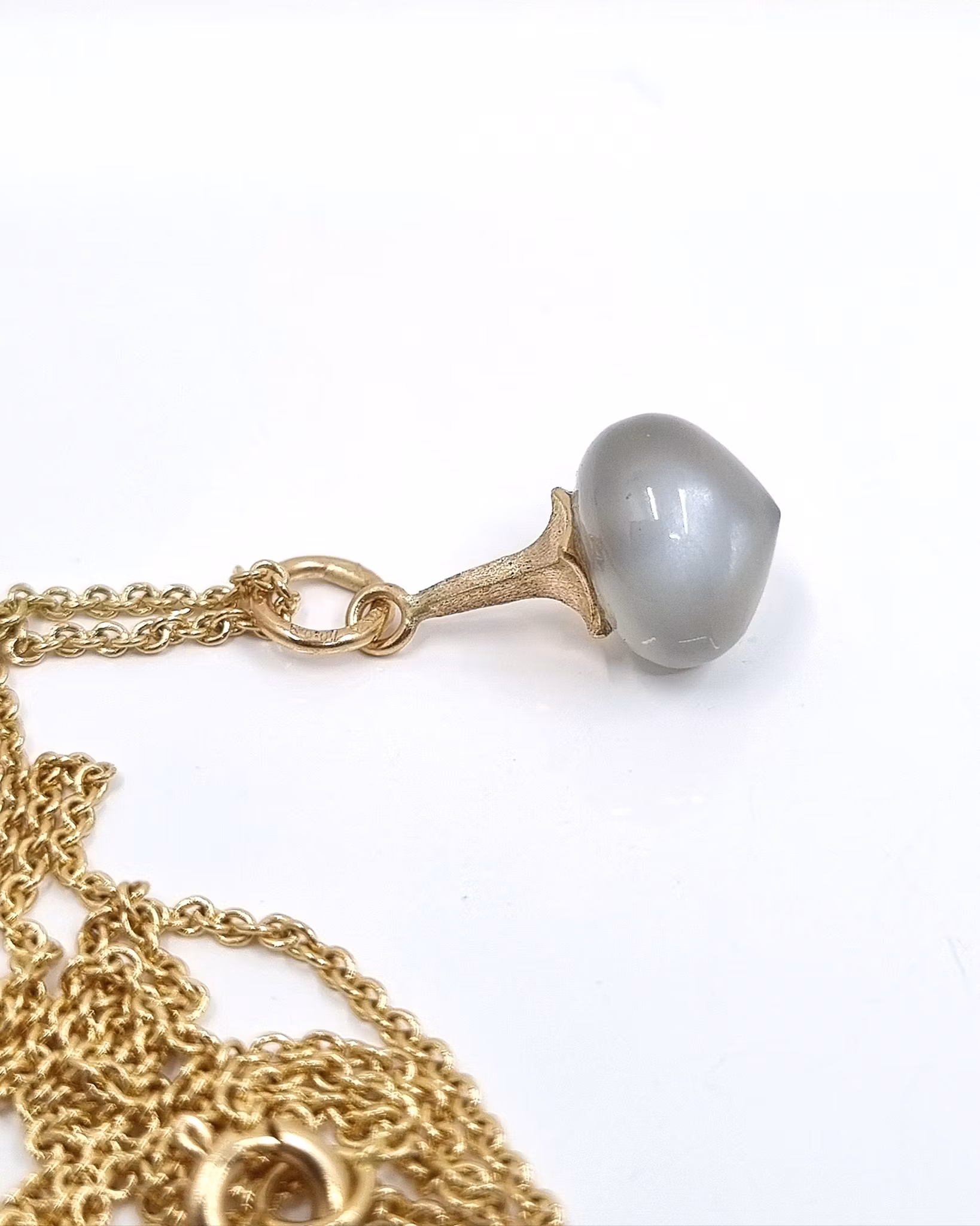 Änglatrumpet med varmgrå Månsten - hänge i 18K guld