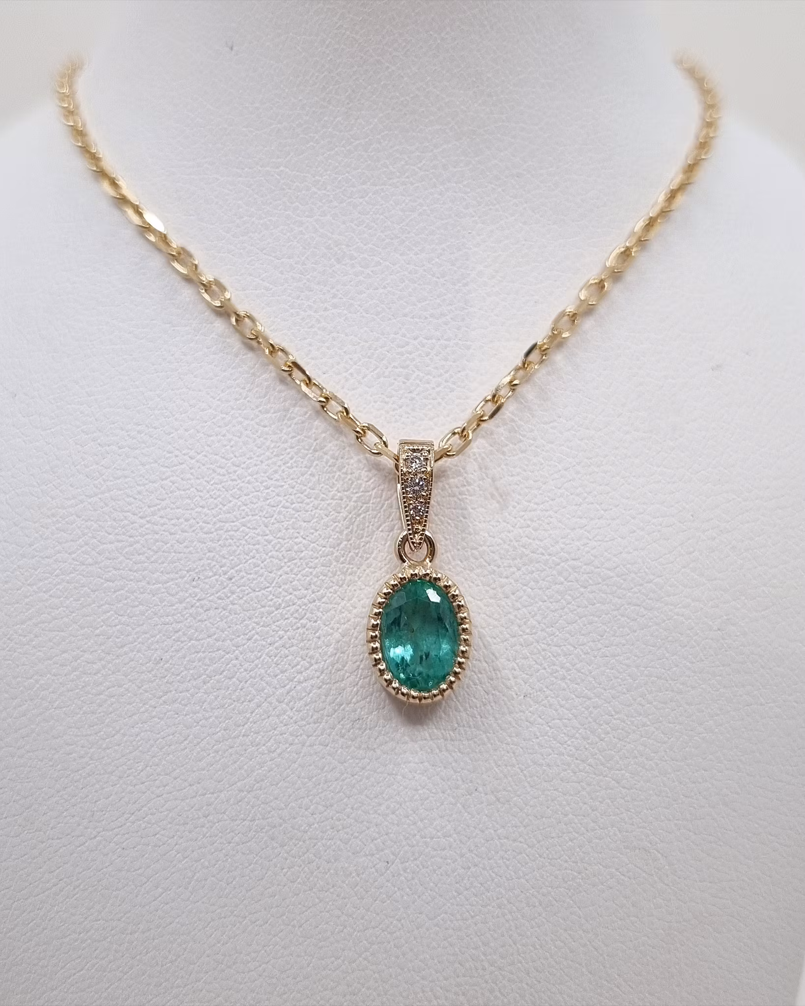 Smaragd med briljanter - hänge i 18K guld