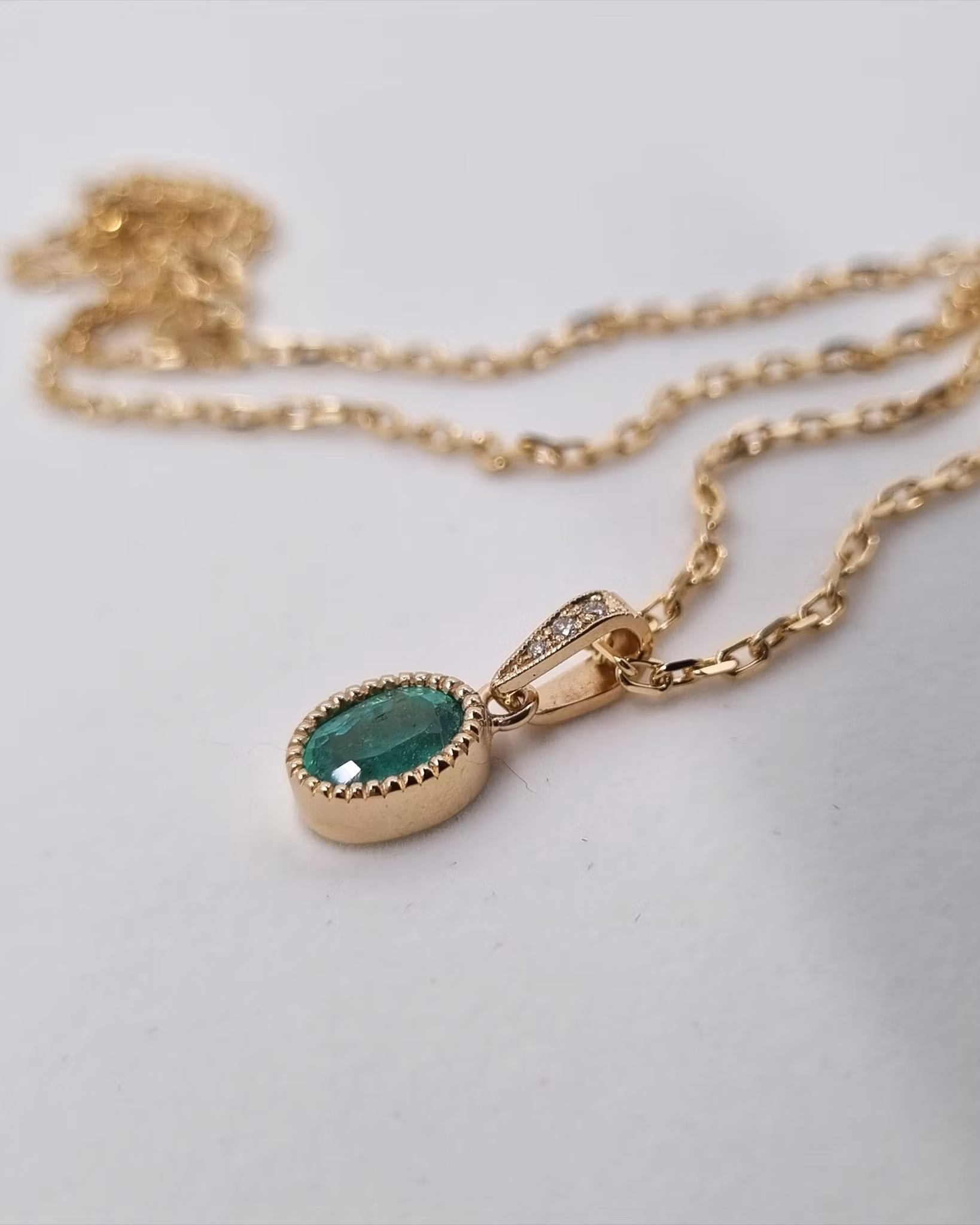 Smaragd med briljanter - hänge i 18K guld