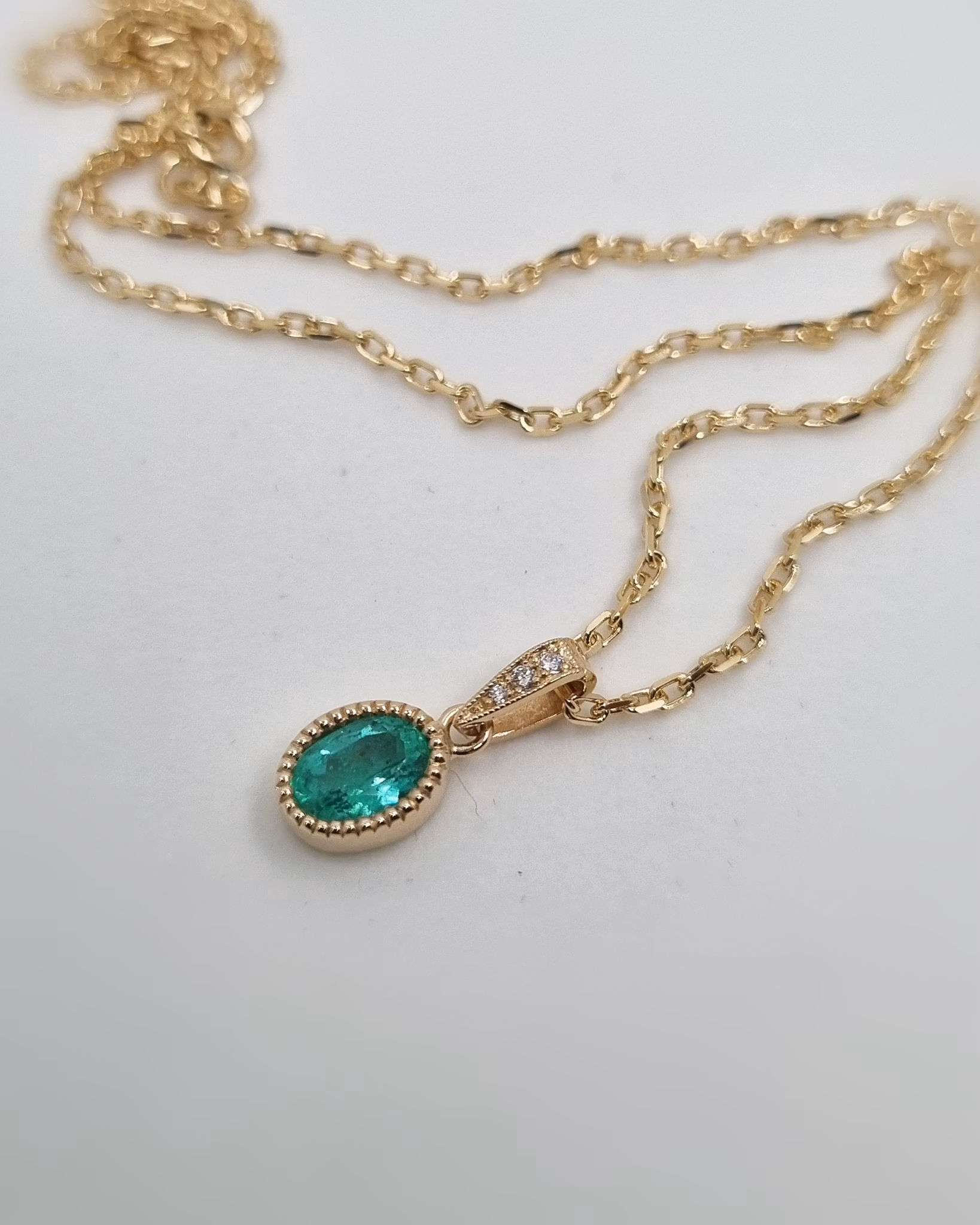 Smaragd med briljanter - hänge i 18K guld