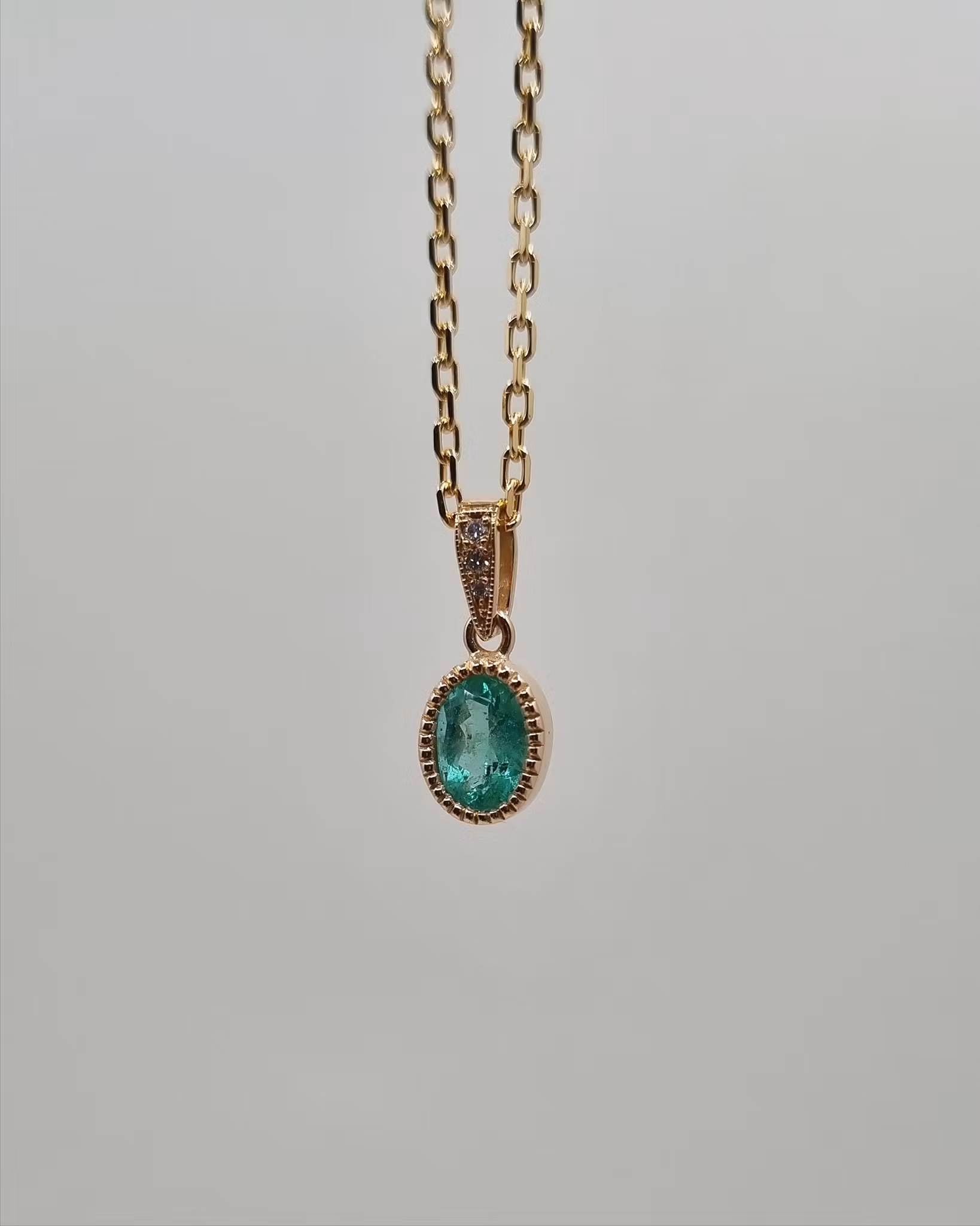 Smaragd med briljanter - hänge i 18K guld