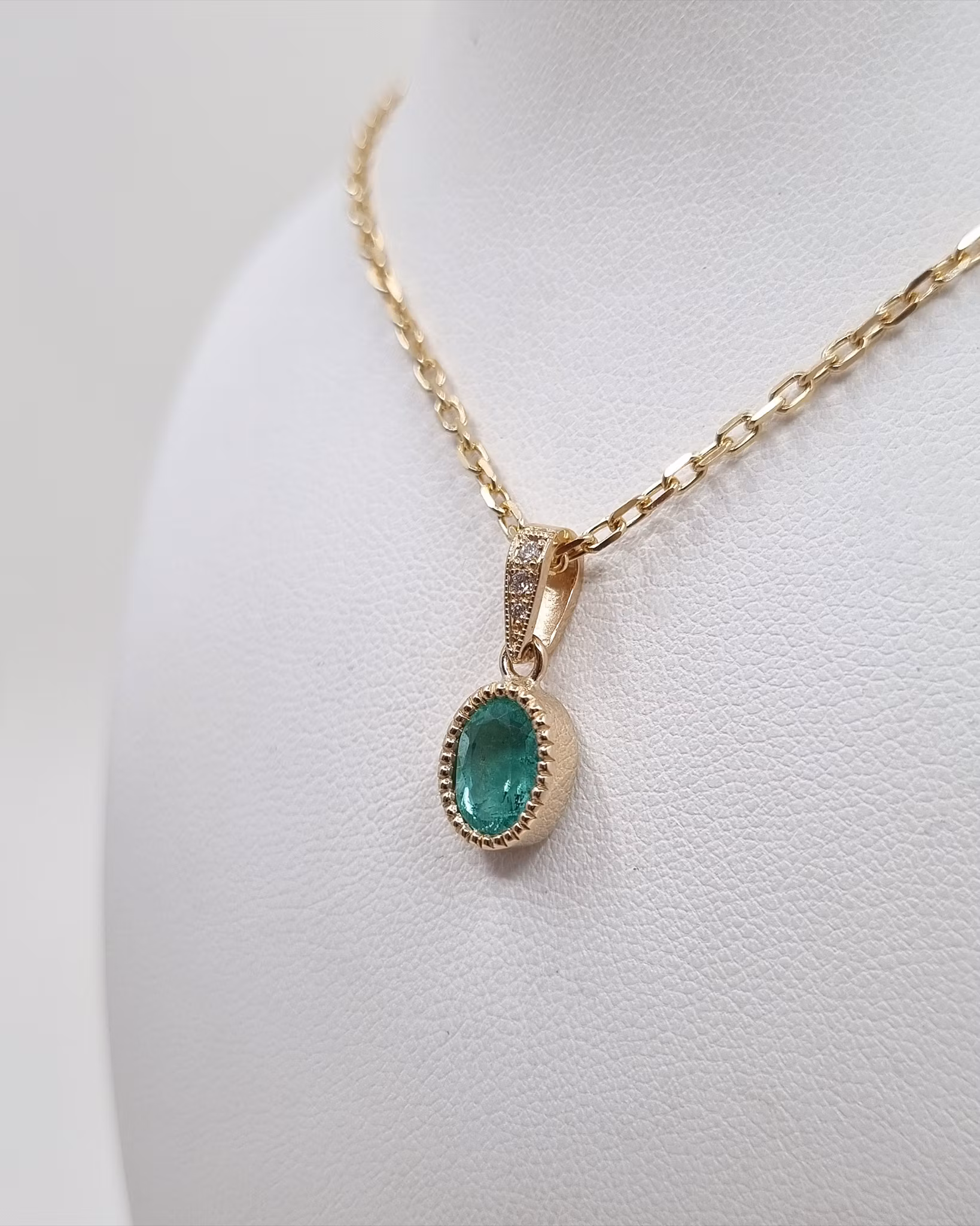 Smaragd med briljanter - hänge i 18K guld