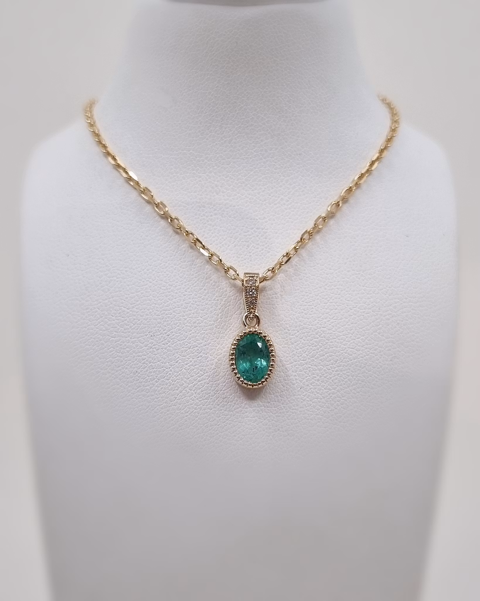 Smaragd med briljanter - hänge i 18K guld