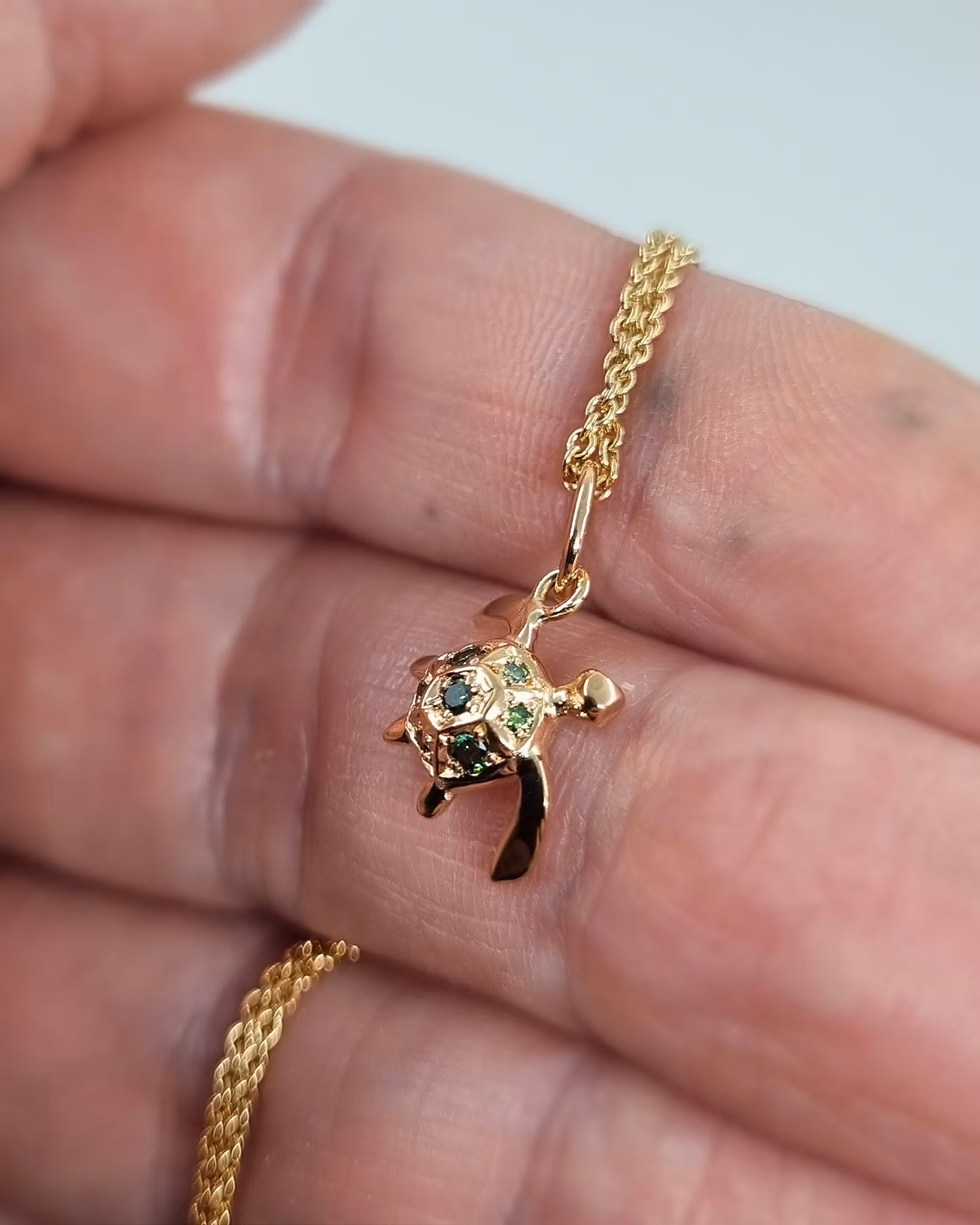 Havssköldpadda med gröna briljanter - hänge i 18K guld