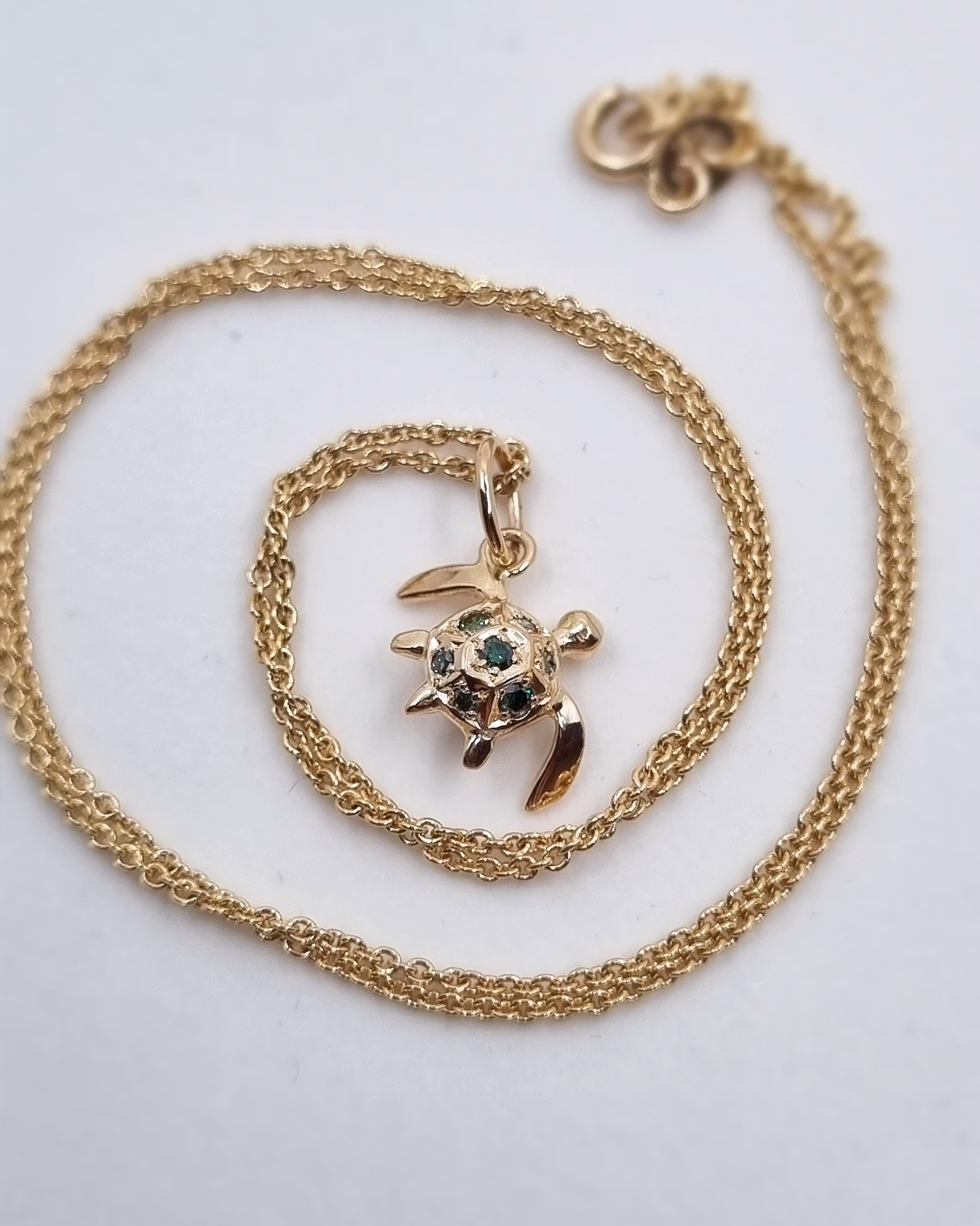 Havssköldpadda med gröna briljanter - hänge i 18K guld