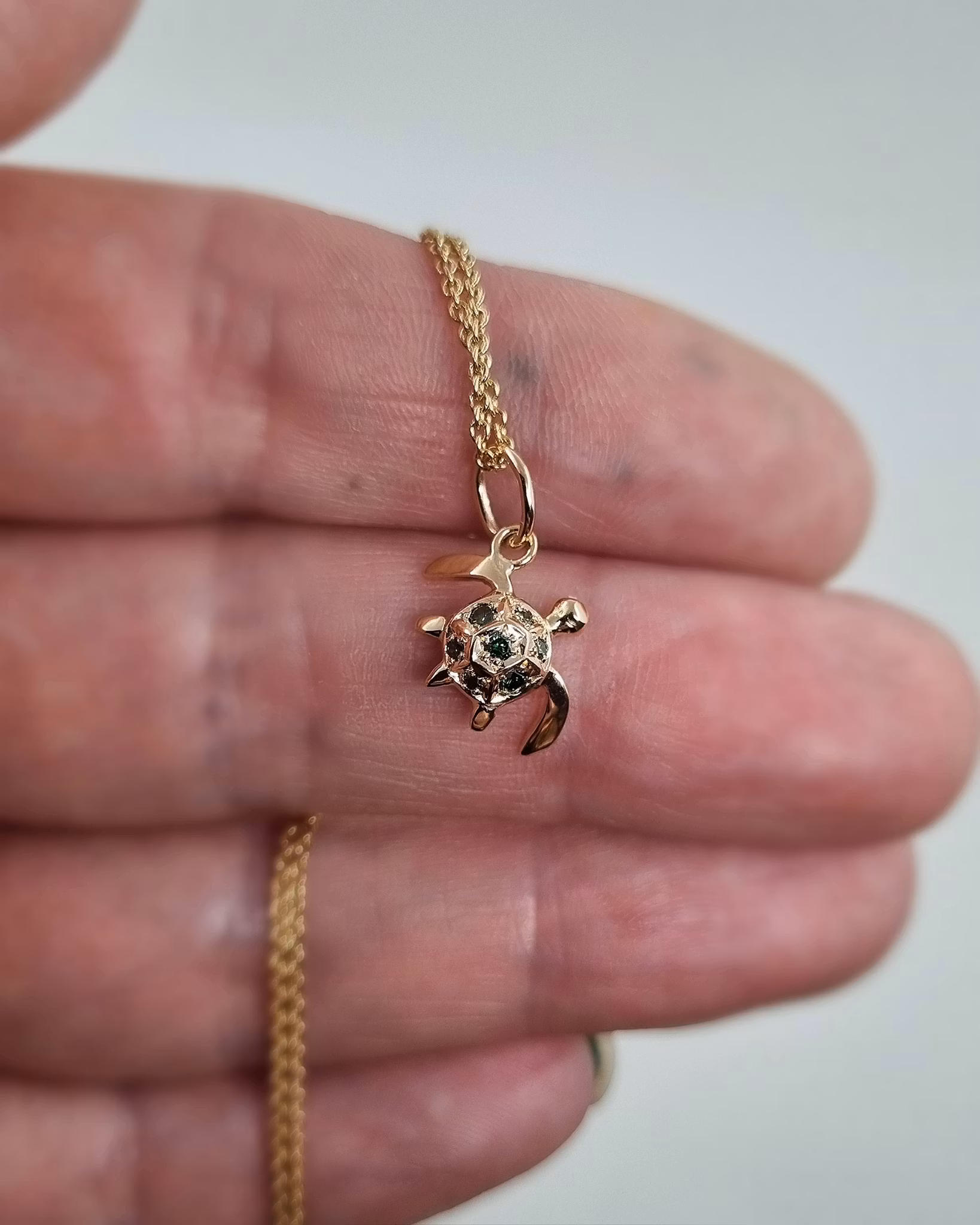 Havssköldpadda med gröna briljanter - hänge i 18K guld