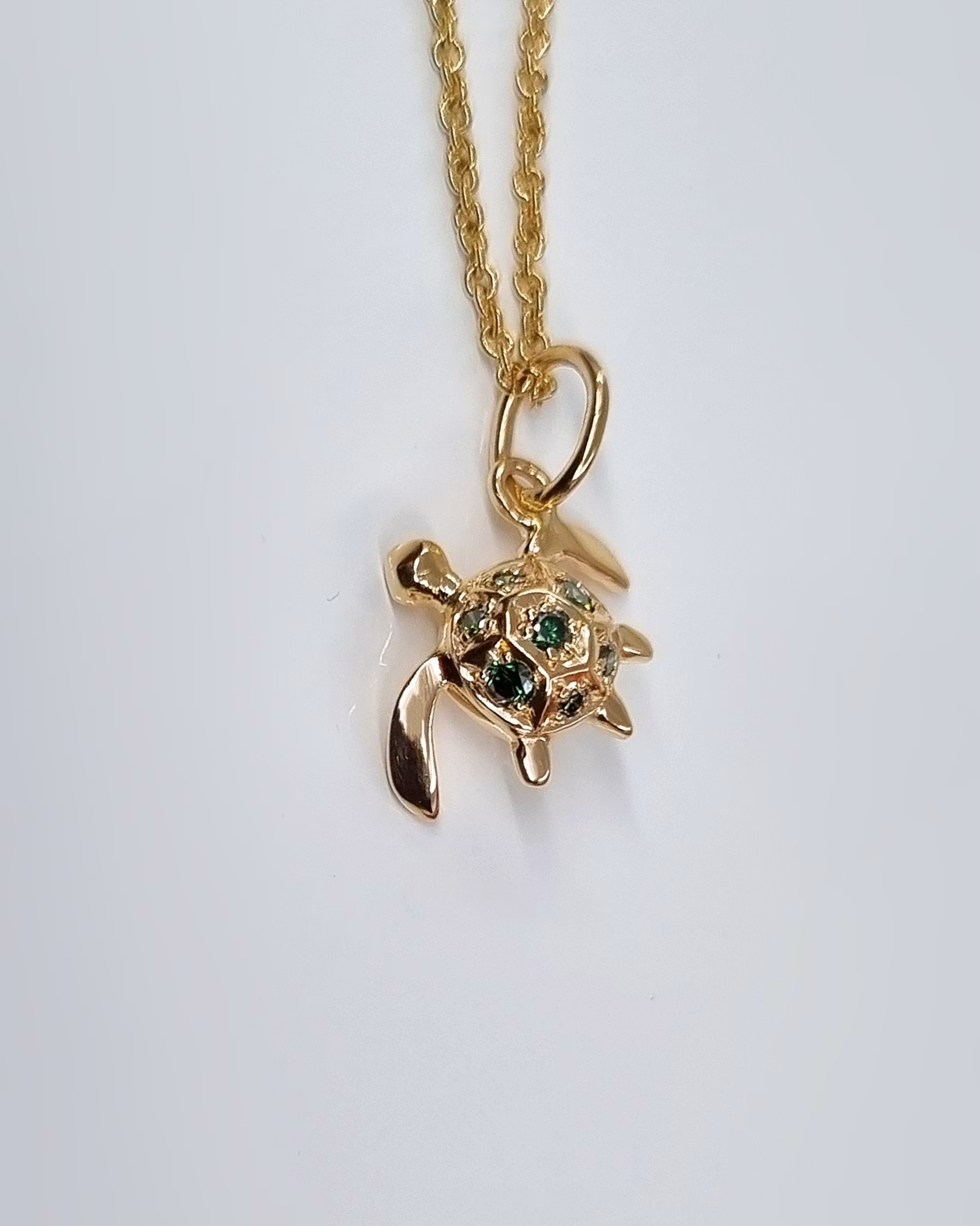 Havssköldpadda med gröna briljanter - hänge i 18K guld