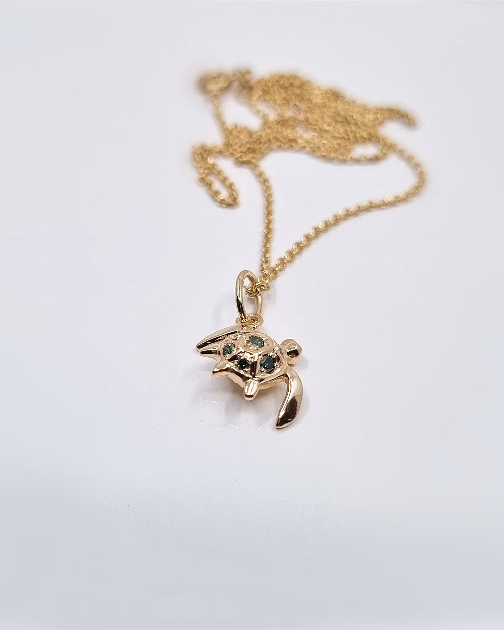 Havssköldpadda med gröna briljanter - hänge i 18K guld