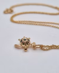 Havssköldpadda med gröna briljanter - hänge i 18K guld