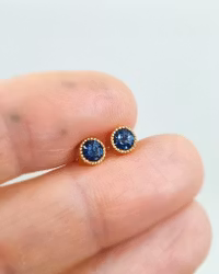 Örhängen med blå Spineller - studs i 18K