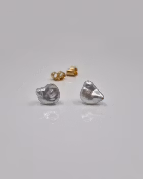 Söderhavspärlor mini keshi - silvervita pärlörhängen i 18K guld