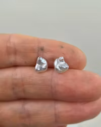 Söderhavspärlor mini keshi - silvervita pärlörhängen i 18K guld