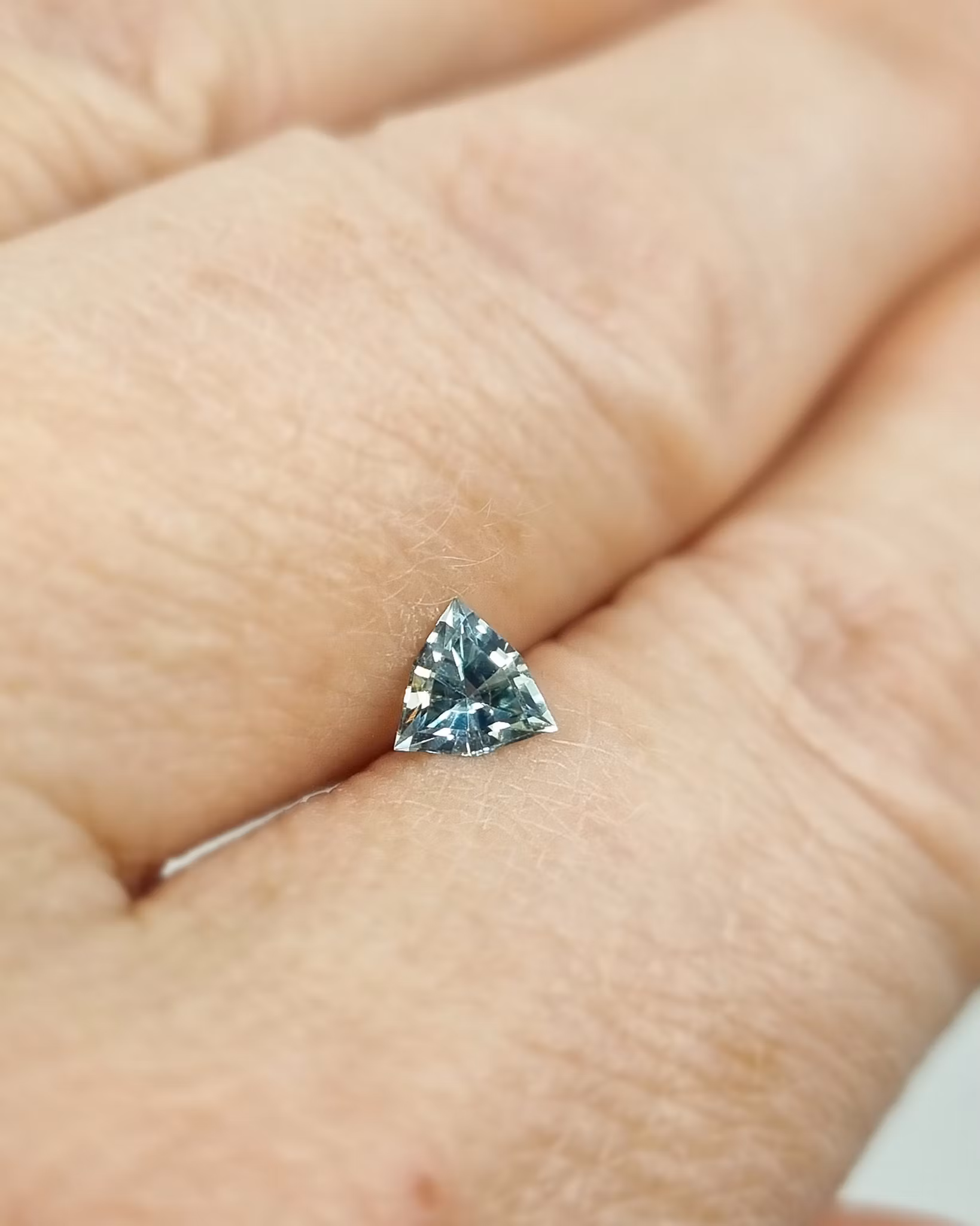 Dimgrön Safir 0,46 ct - minihänge "made by order"