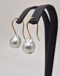 Akoyapärlor på krok - pärlörhängen i 18K