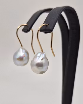 Akoyapärlor på krok - pärlörhängen i 18K