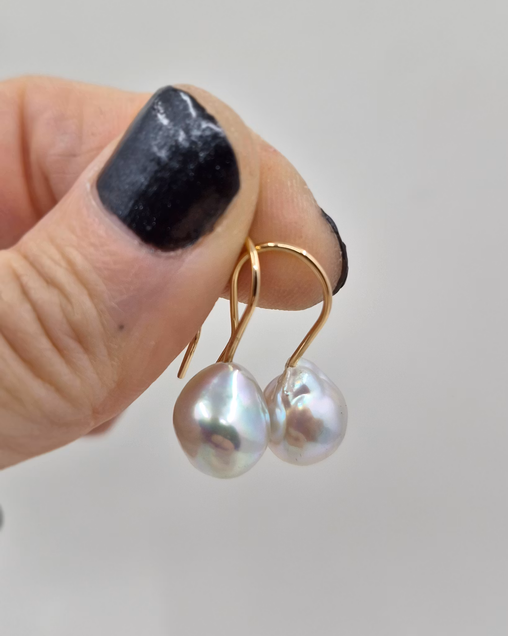 Akoyapärlor på krok - pärlörhängen i 18K