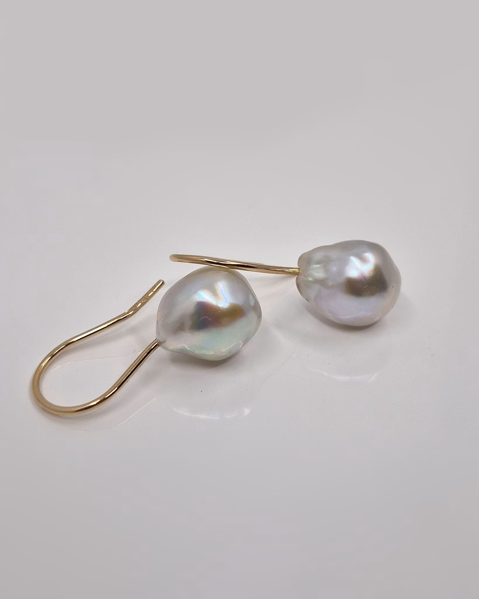 Akoyapärlor på krok - pärlörhängen i 18K