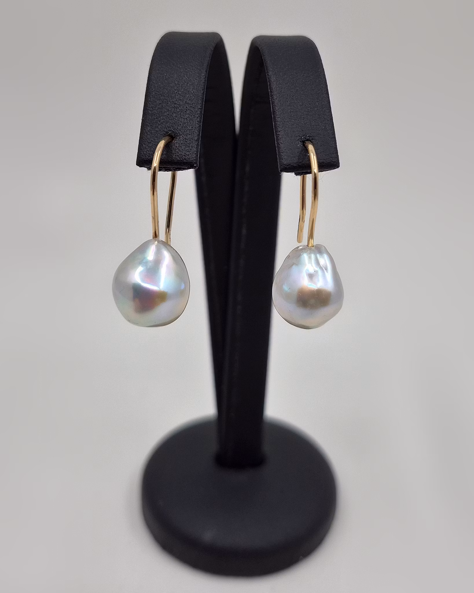 Akoyapärlor på krok - pärlörhängen i 18K