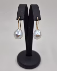 Akoyapärlor på krok - pärlörhängen i 18K