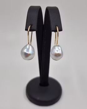 Akoyapärlor på krok - pärlörhängen i 18K