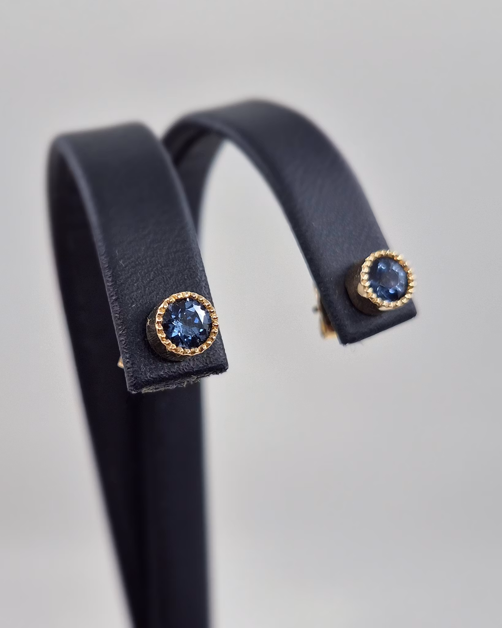 Örhängen med blå Spineller - studs i 18K