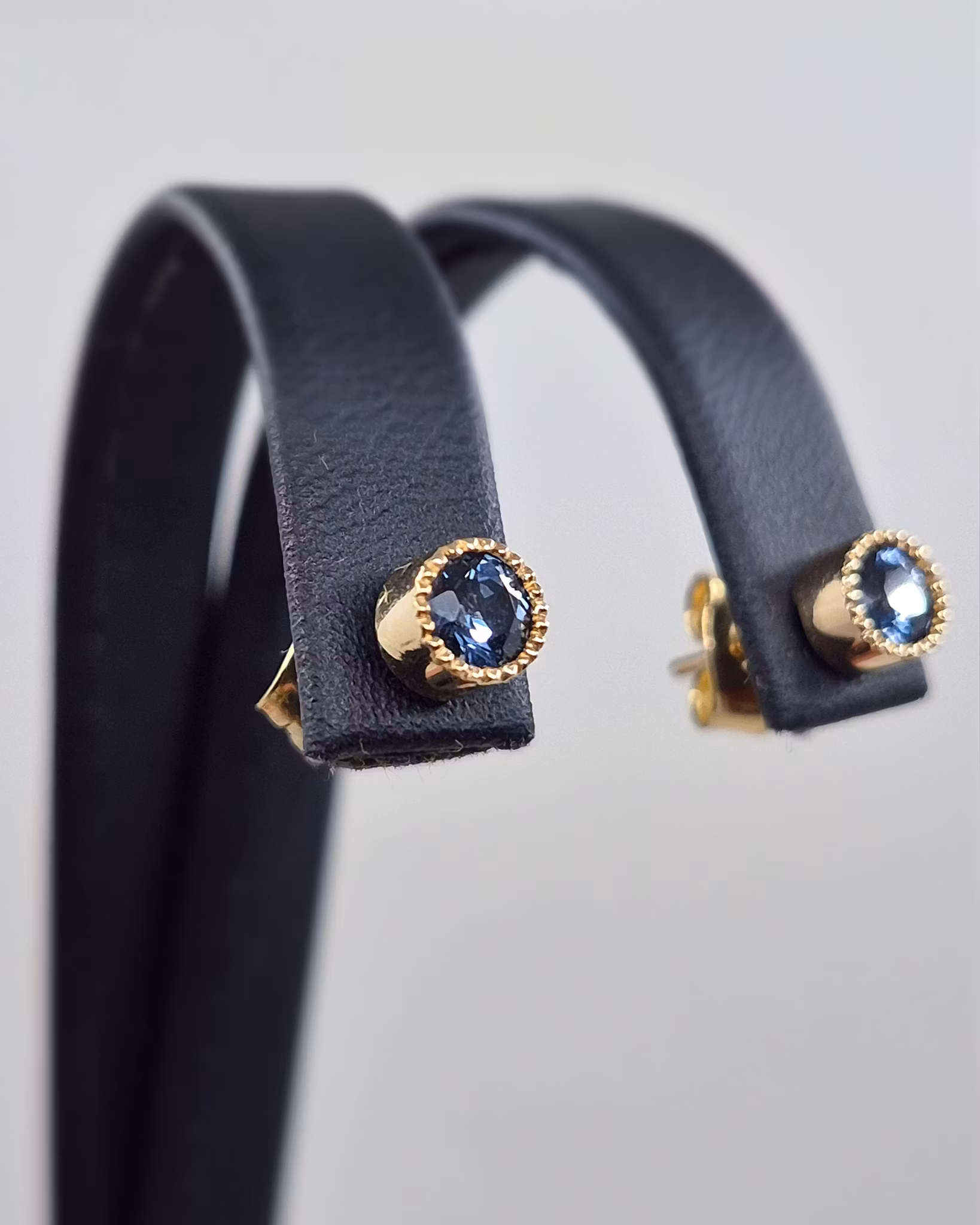 Örhängen med blå Spineller - studs i 18K