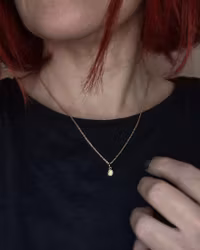 Fairtrade Peridot - hängsmycke i 18K