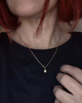 Fairtrade Peridot - hängsmycke i 18K