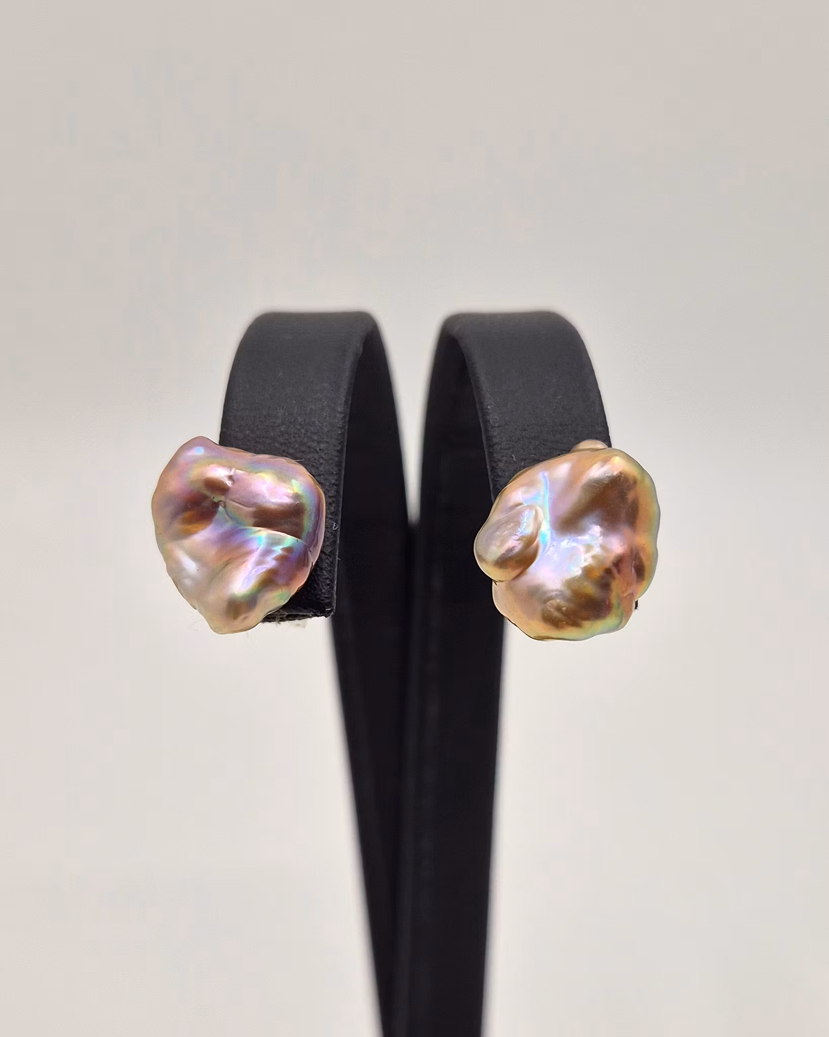 Sötvattenspärlor med keshiform - örhängen i silver