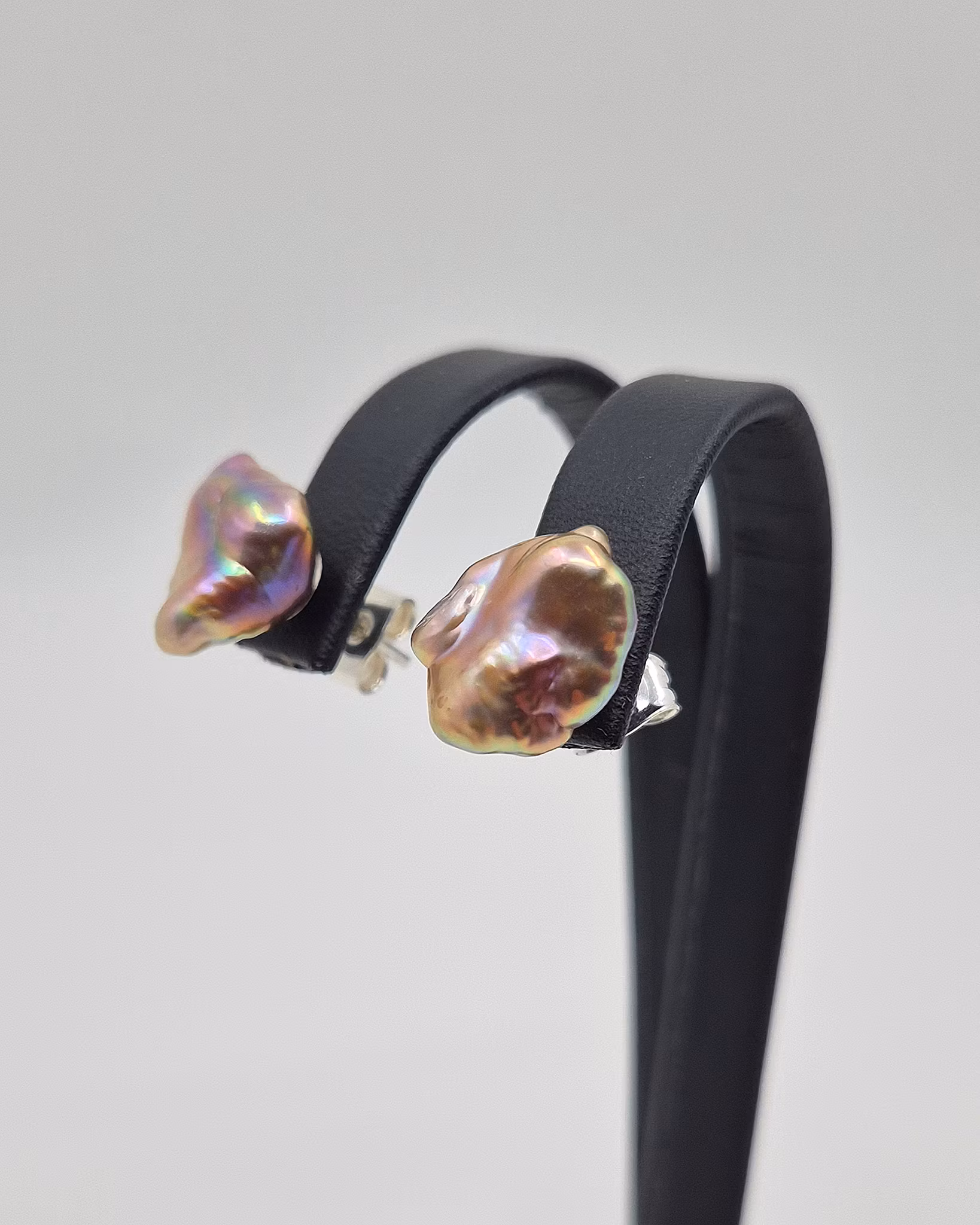 Sötvattenspärlor med keshiform - örhängen i silver