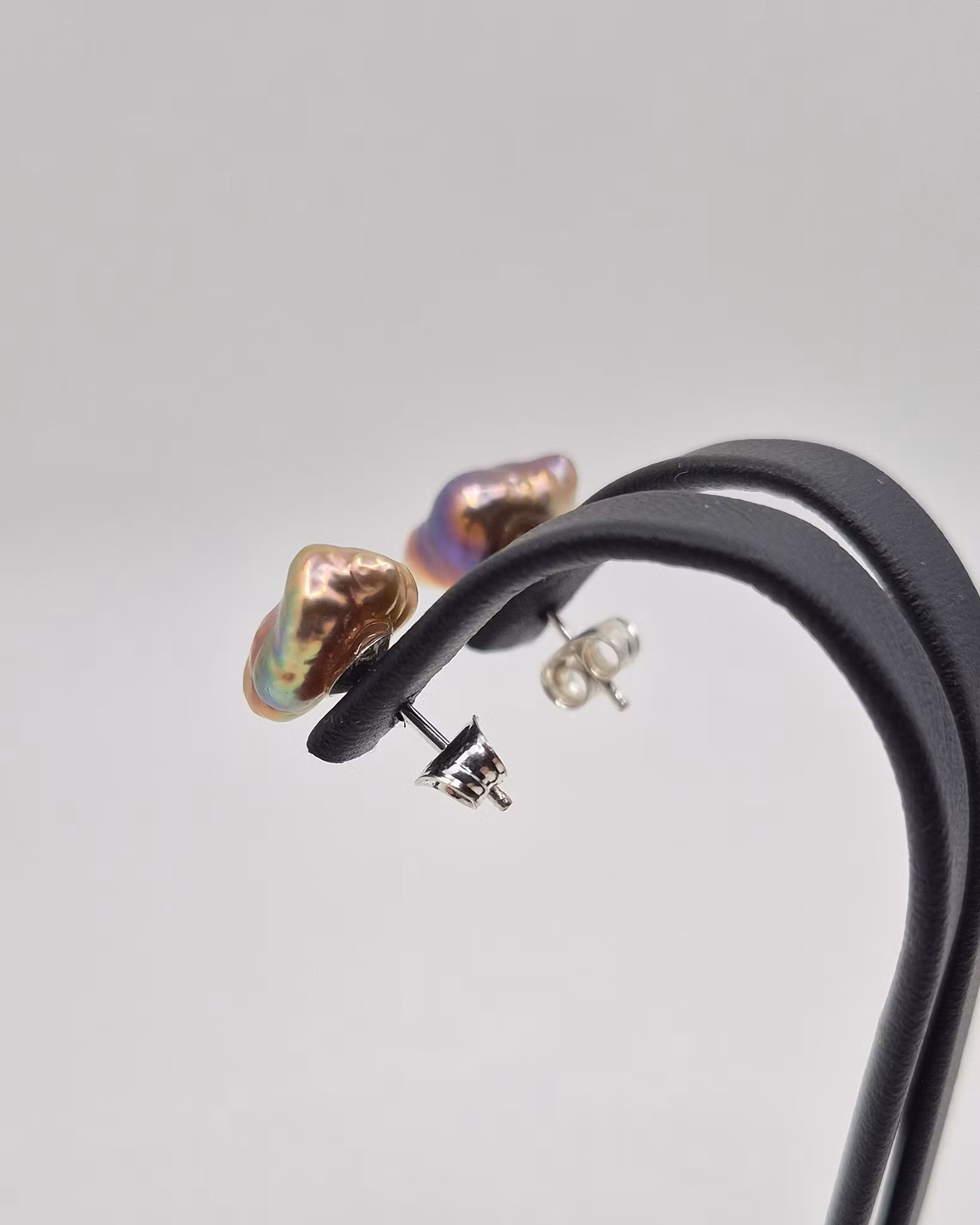 Sötvattenspärlor med keshiform - örhängen i silver