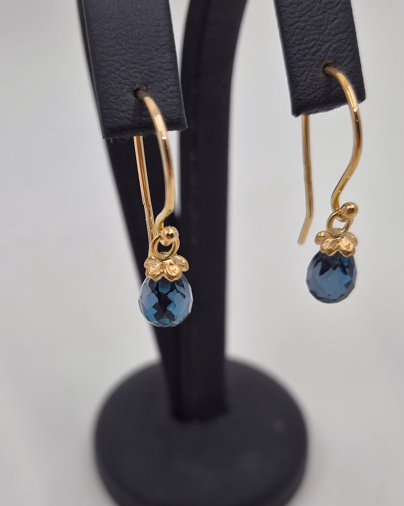 Gullviva med Londonblå Topas - örhängen i 18K