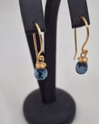 Gullviva med Londonblå Topas - örhängen i 18K