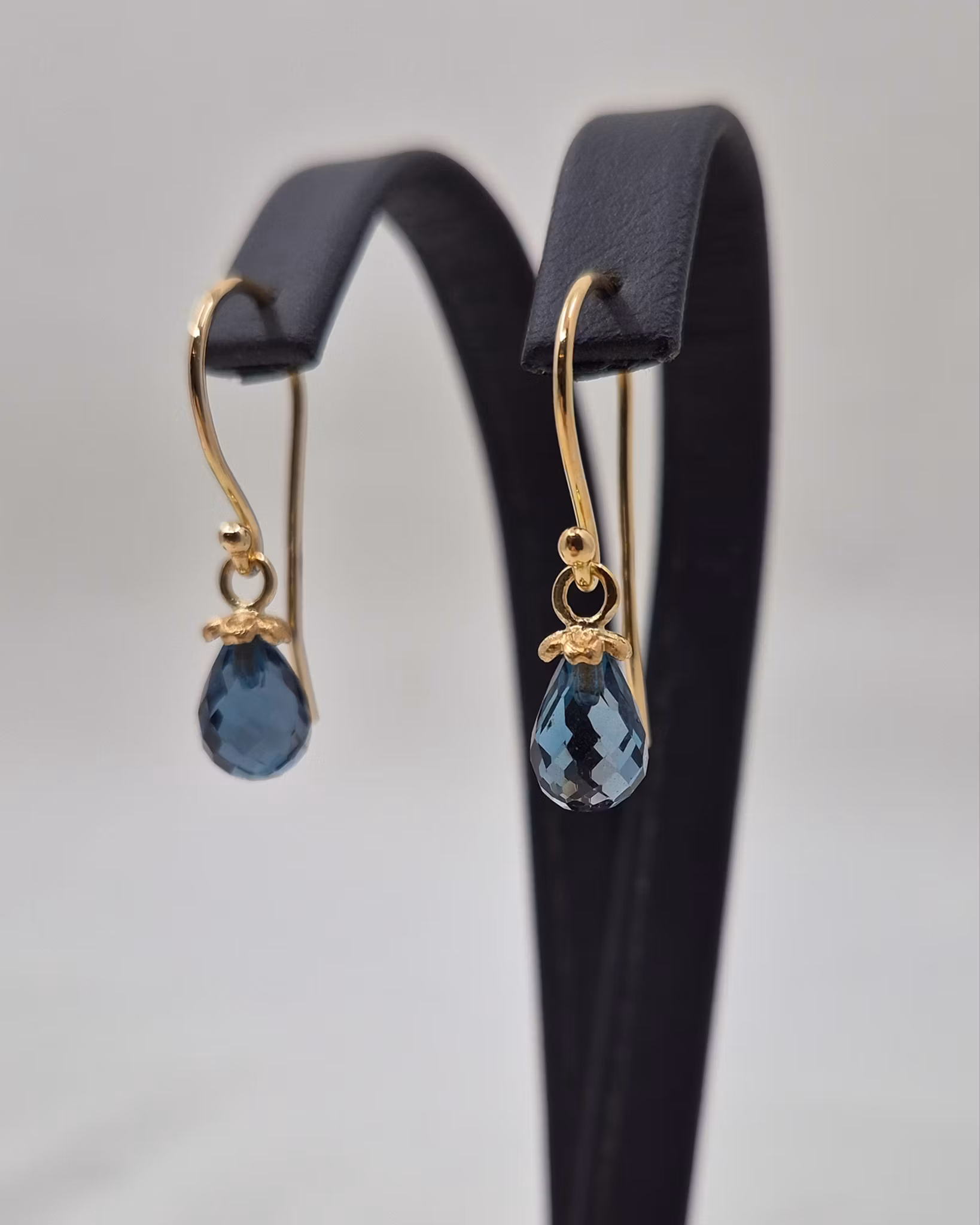 Gullviva med Londonblå Topas - örhängen i 18K