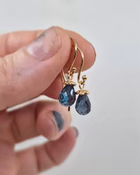 Gullviva med Londonblå Topas - örhängen i 18K